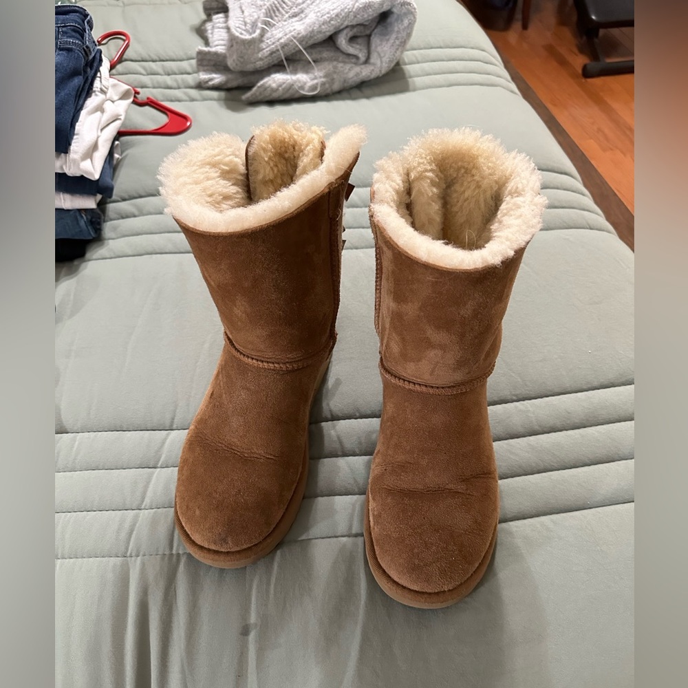 Ugg Bailey with 2 bows on back. Gently worn. Size 6. Brown